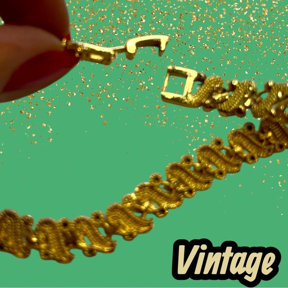 Elegant Gold Plated Vintage Bracelet - Picture 5 of 8